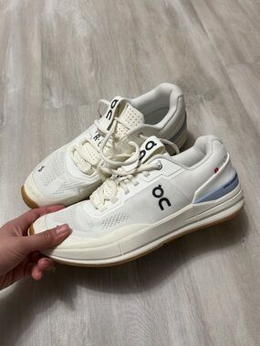 ON CLOUD SNEAKERS